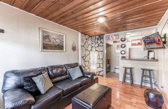 Walk to EVERYTHING! - MidTown, Opt HOT TUB on RVR w/DEER