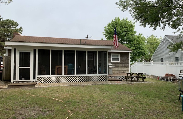 Walk to family friendly beach in West Dennis!