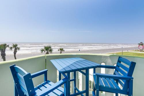 Walk to Galveston Beach Family Condo with Pool