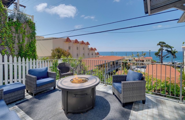 Walk to La Jolla Cove: Dtwn Cottage w/Ocean View!
