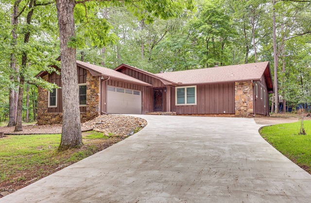 Walk to Lake DeSoto: Hot Springs Village Retreat!