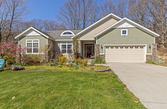 Walk to Lake Michigan. Spacious 5-bedroom house near Tunnel Park and bike trails