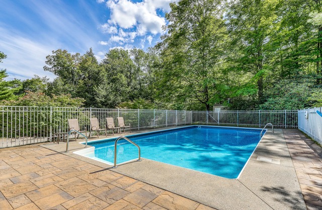 Walk to lifts condo near Sugarbush Resort at Mt. Ellen with pool