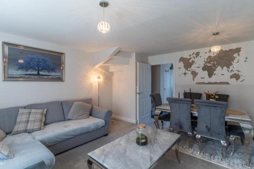 Walk to Liverpool Airport - Luxury Stay with EV Charge - Fast WiFi