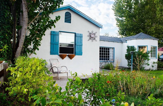Walk to Main St! 20 min drive to Whitney Portal. High speed internet