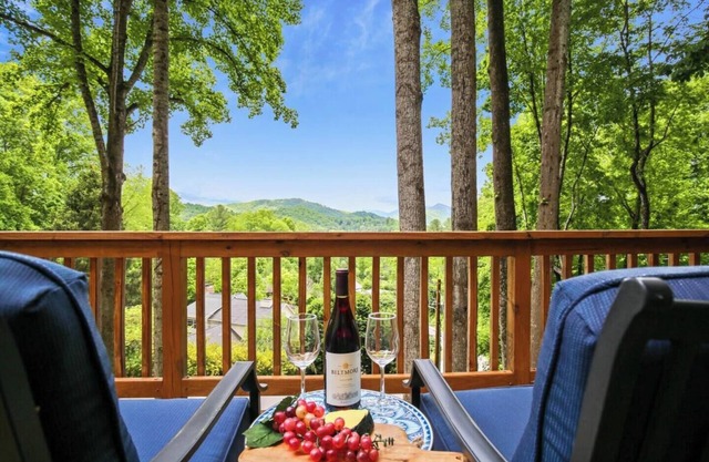 WALK TO MAIN ST., Pets OK, Close to Shops, Hiking, 30 min to Hatley Pointe