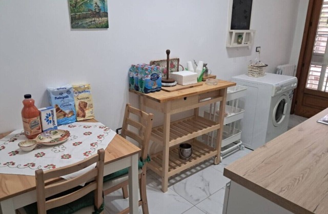 Walk to Markets Private Backyard+Free Parking English Help