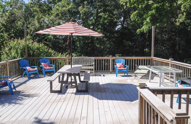 WALK to Mayflower Beach Clean home. Perfect family vacation. Great deck & yard