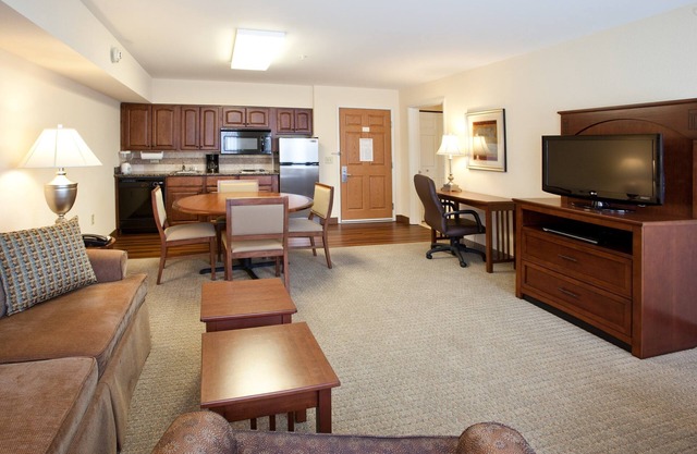 Walk to Missouri River. Free Breakfast. Indoor Pool & Hot Tub. Great for Groups.