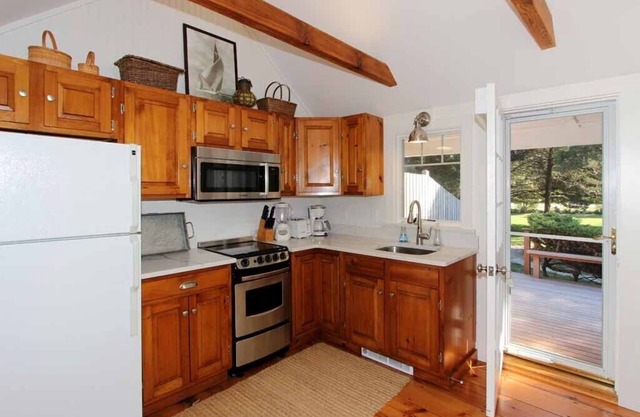 Walk to Nauset from this Cozy Cottage! (1206)