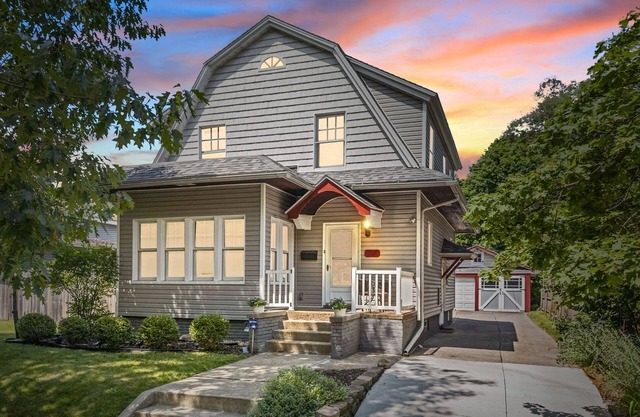 Walk to ND and Eddy Street, ProCleaned * Comfy * Updated