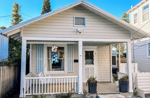 Walk to Night of Lights, Historic Home, Pets OK, Free Parking, Porch