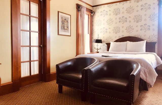 WALK TO OCEAN- QUEEN BED WITH BONUS TWIN BED