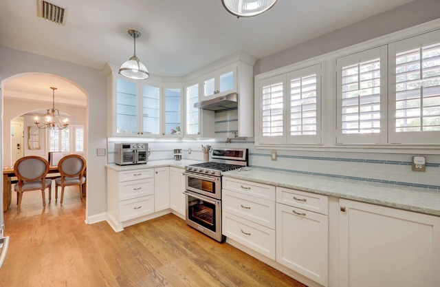 Walk to Park, Shops & Eats: Jacksonville Abode!