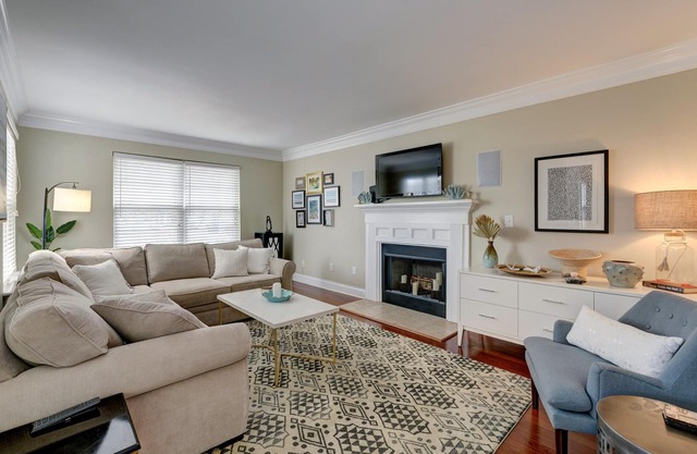 Walk to restaurants! 10min to beaches and downtown Charleston.