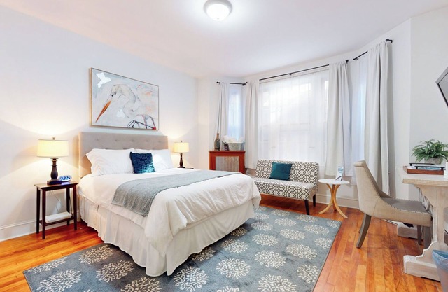Walk to Restaurants, Shopping, near BU and Hosp
