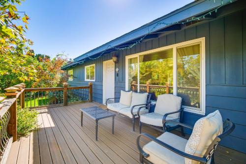 Walk to Rogue X Medford Family Home with Large Yard