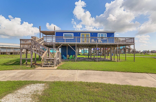 Walk to Sand: Surfside Beach Getaway w/Deck