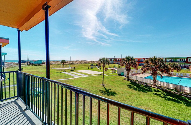 Walk to Sandfest , Shared Pool, Board Walk to Beach, Gulf Views