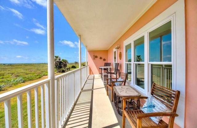 Walk to Sandfest, Shared Pool, Boardwalk to the Beach