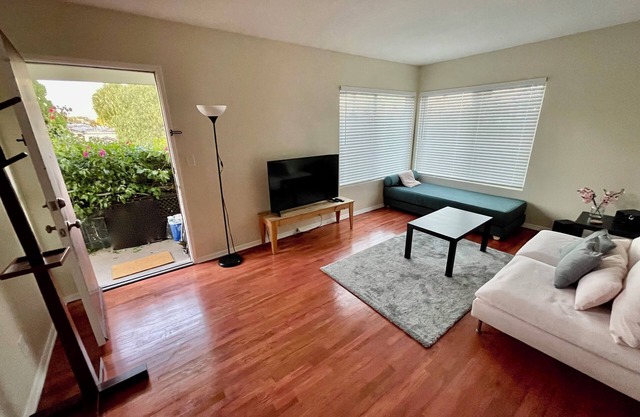 Walk to Santa Monica & Venice Beach! 1BR Apartment, Blocks to the Sand.
