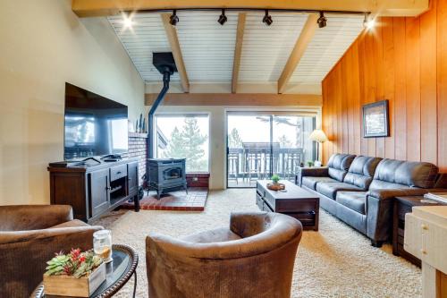 Walk to Ski Lift Mtn-View Condo in Mammoth Lakes
