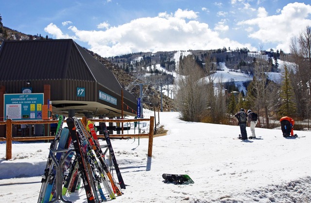 Walk to Slopes & Dining - Pool/Hot Tub, Private Deck w/Firepit