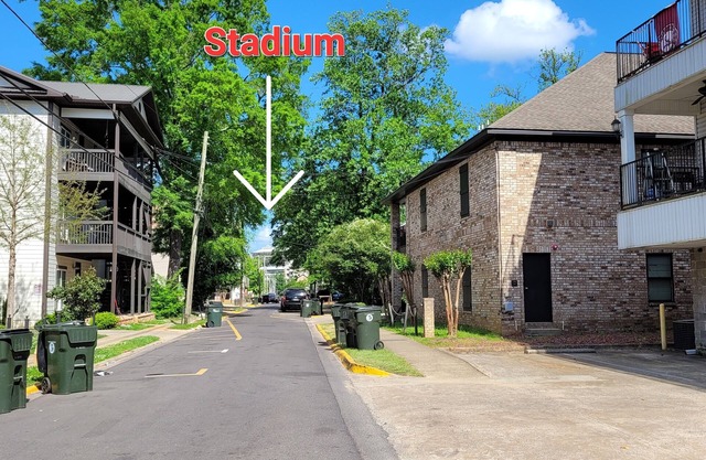 Walk to Stadium/Strip/Downtown! 2 bd/2 bath, Off-street parking!