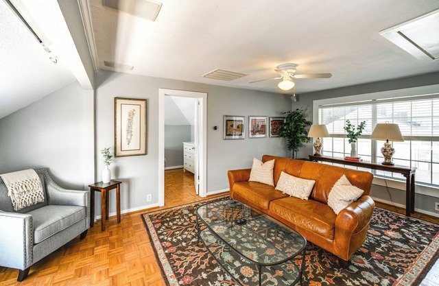 Walk to Stadium: University Park Gem!