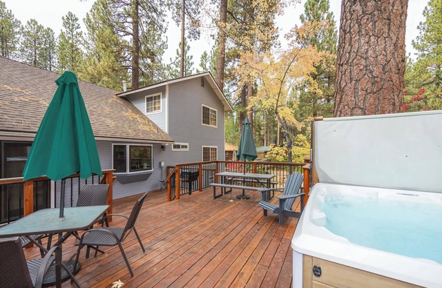 Walk to Summit, Spa, BBQ, Fireplace