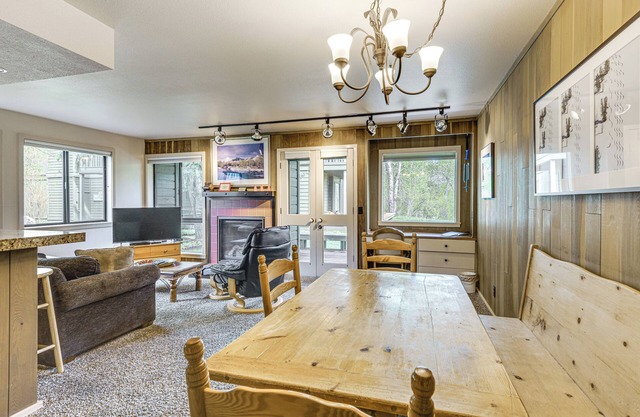 Walk to Sun Valley Village: Condo w/Deck!