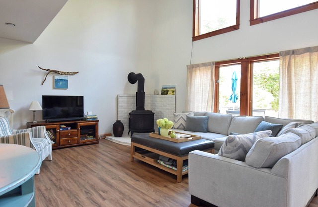 Walk to the beach from this cozy birder cottage! 3beds, 2ba