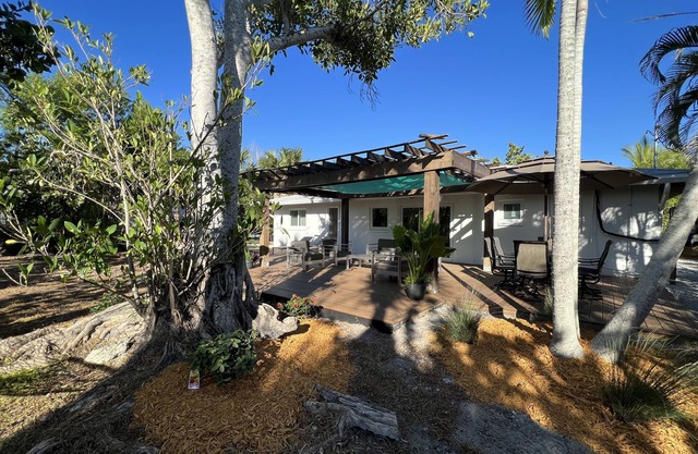 Walk to the Beach! Cozy Restored Island Getaway