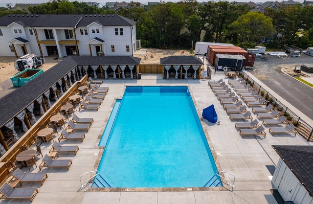 Walk to the beach, Dogs ok! Huge SW community Pool -Close to all!