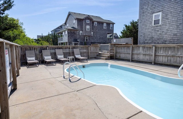 Walk to the beach! Heated Private Pool and Hot Tub