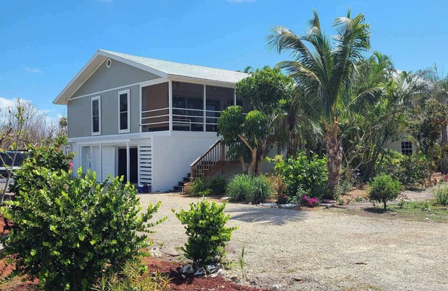 Walk to the Beach. Just Renovated. Well Stocked! Serenity and Shelling Oasis.
