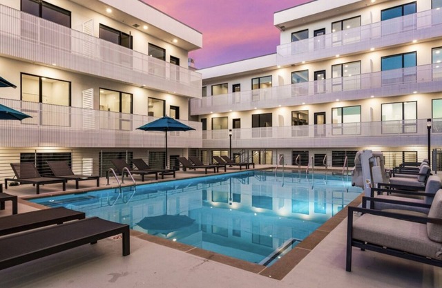 Walk to the Gulch! Pool is Open! Free Parking! Sleeps 6! Walk to Murals!