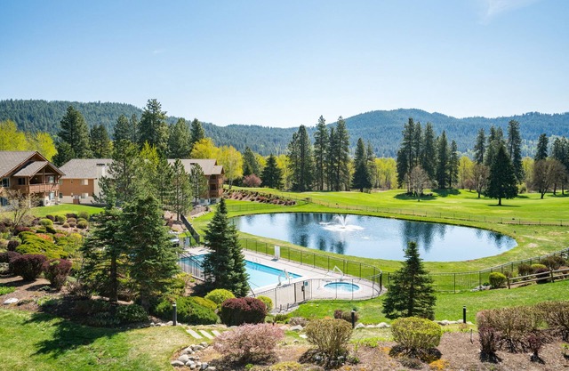 Walk to Town Mountain & Golf Course Views Hot Tub & seasonal pool