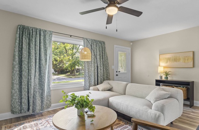 Walk to UIHC, shopping, restaurants, and MORE!