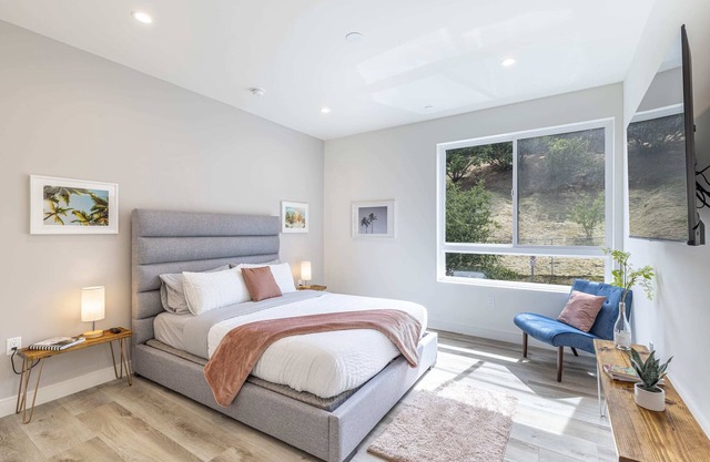 Walk to Universal: New Townhouse: Garage Prk'g