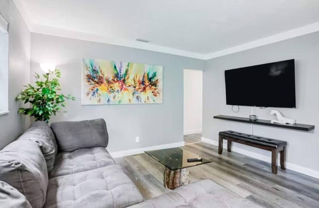 Walk to USF | 4BR/3BA w/2 Master Suites + Yard & BBQ Location+ 5 min walk to USF 2 Master suit