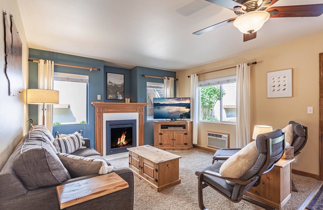 Walk to Xmas Lites, Festivities, Coaster, Free Parking, Grnd Floor Condo