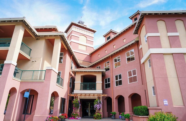 Walk Up Studio Steps From the Golf Course - 101B