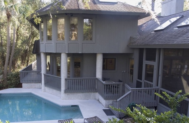Walk/very close to Beach/Private heated Pool/Free Bikes Tennis High Speed Wifi