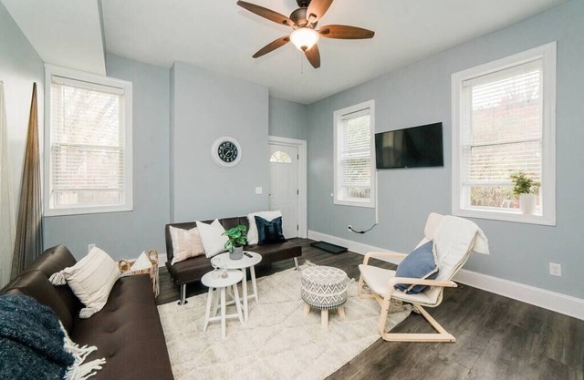 Walkable and Spacious Apt - Parking - GroupStay