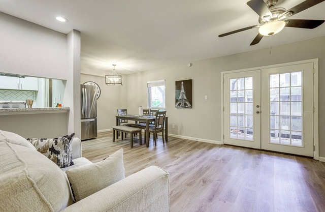 Walkable Condo in Uptown: 2 Mi to Houston Galleria