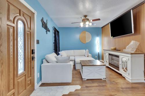 Walkable Oasis and Guest Suite with Pickleball Court