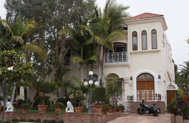 WALKING DISTANCE FROM FIVE STAR RESTURANTS!