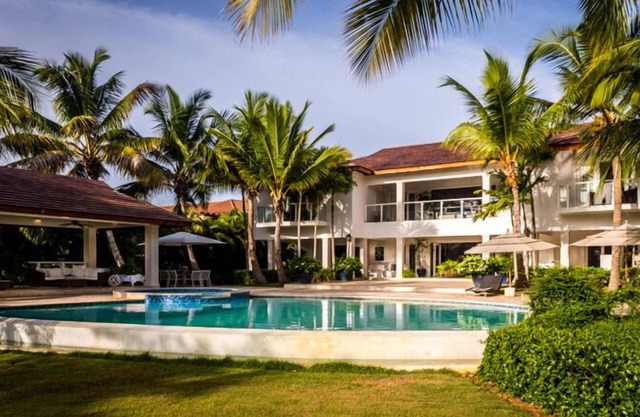 WALKING DISTANCE TO THE BEACH