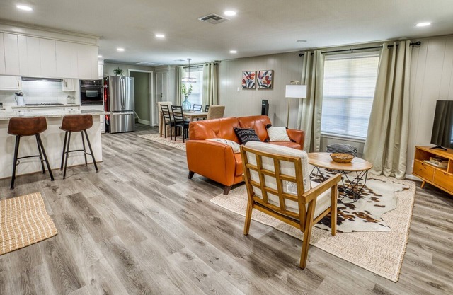 Walking distance to historic downtown Brenham!